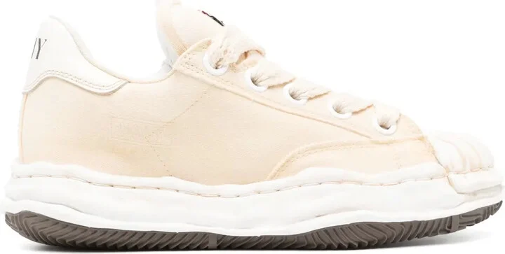 Round Toe Trainer