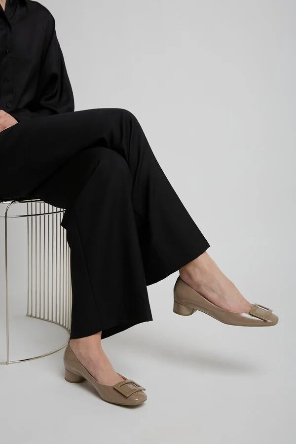 Roundy 25 beige patent pumps - Image 2