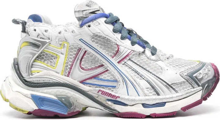 Runner sneakers