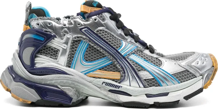 Runner sneakers