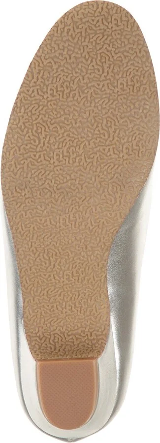 Saar Round Toe Pump - Narrow Width - Image 10