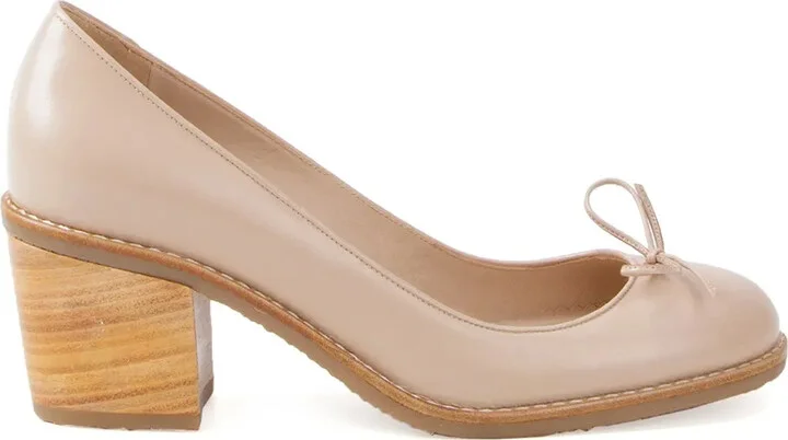 Sandy leather pumps