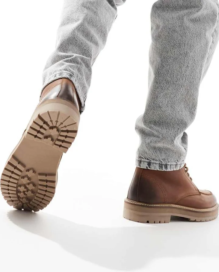 schuh Django chukka boots in tan nubuck - Image 4