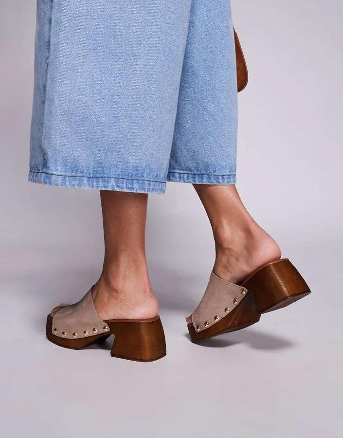 schuh Exclusive Via heeled clog sandals in cream suede - Image 4