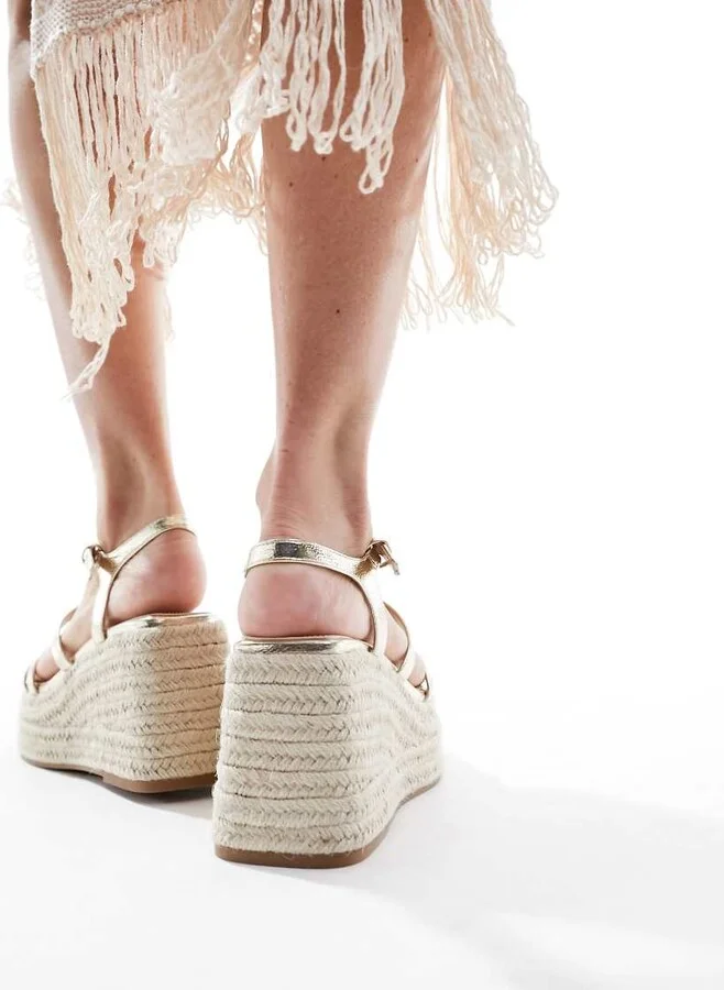Schuh Exclusive Vienna strappy espadrille wedges in gold - Image 4
