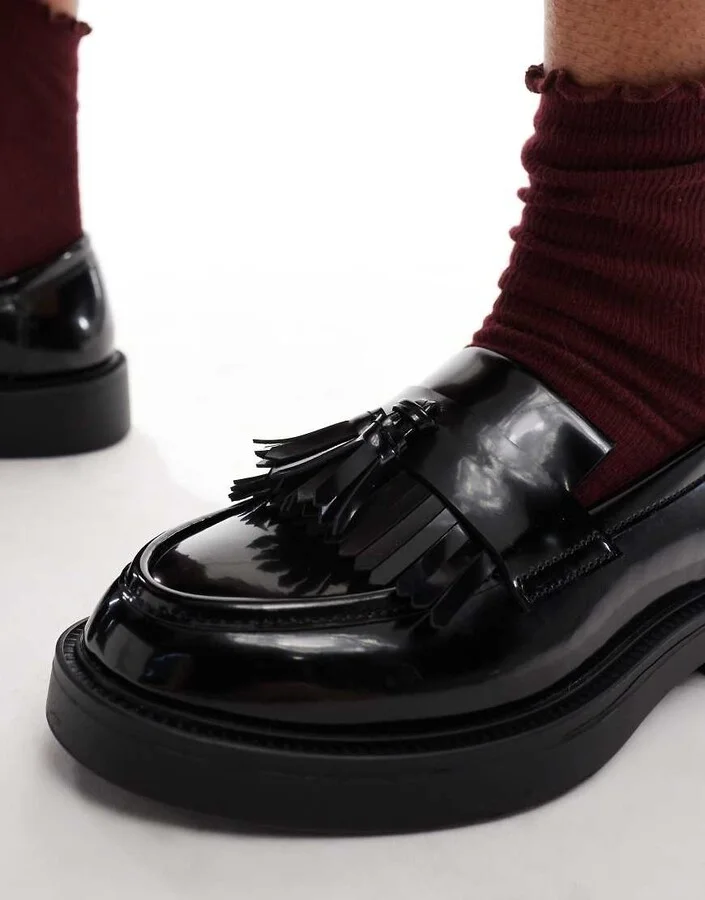 schuh Lawton tassel loafers in black - Image 2