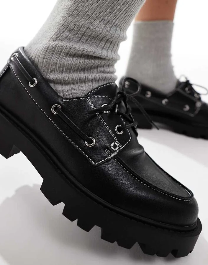 schuh Leora chunky boat shoes in black - Image 2