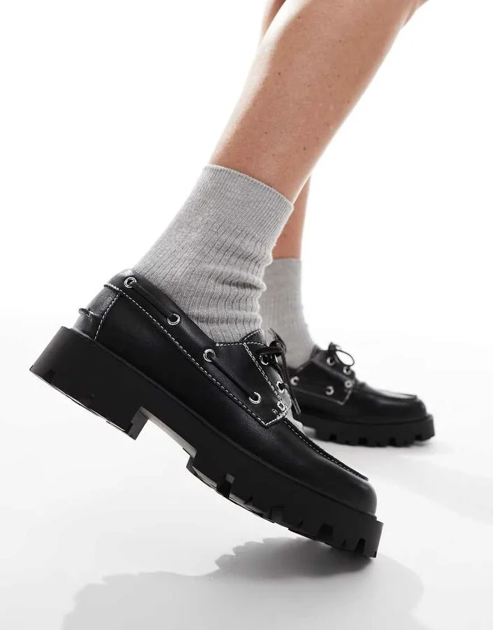 schuh Leora chunky boat shoes in black - Image 4