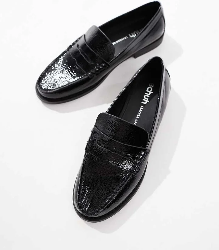 schuh Lillian penny loafers in black crinkle leather - Image 4