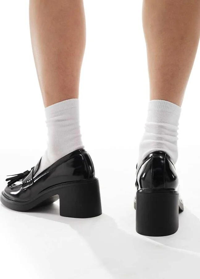 schuh Lovelyn heeled loafers in black patent - Image 4