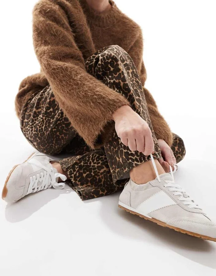 schuh Meredith sneakers in beige suede - Image 3