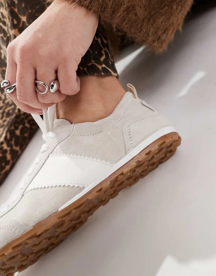 schuh Meredith sneakers in beige suede - Image 4