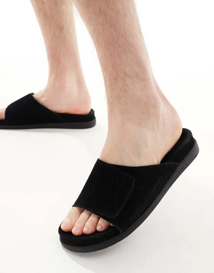Schuh Samuel Sandals In Black Suede