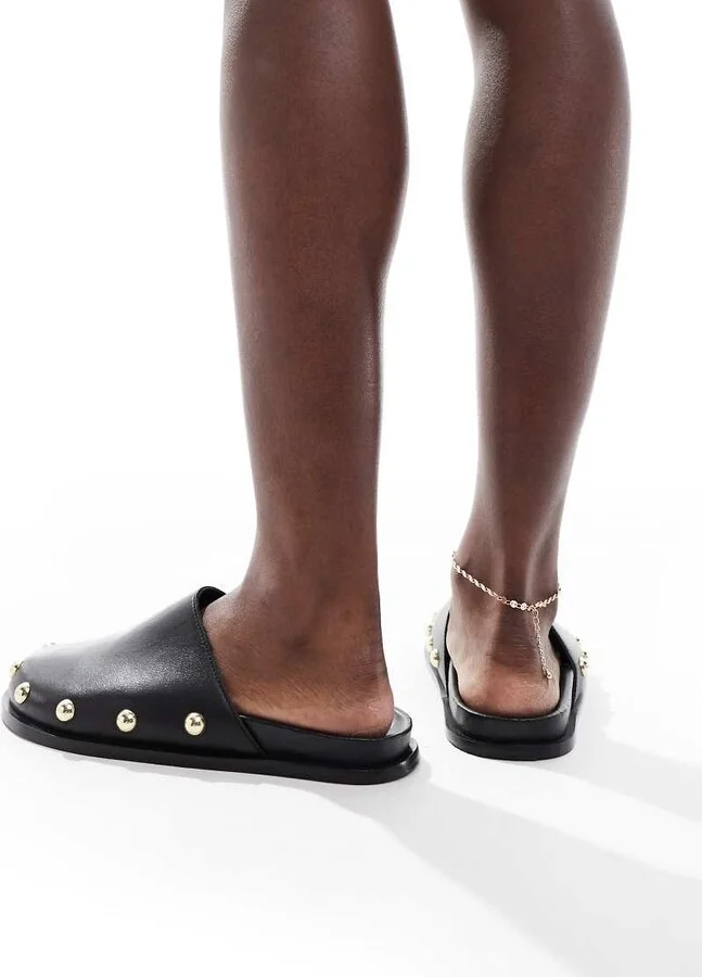 schuh Teale clog mules in black leather - Image 4