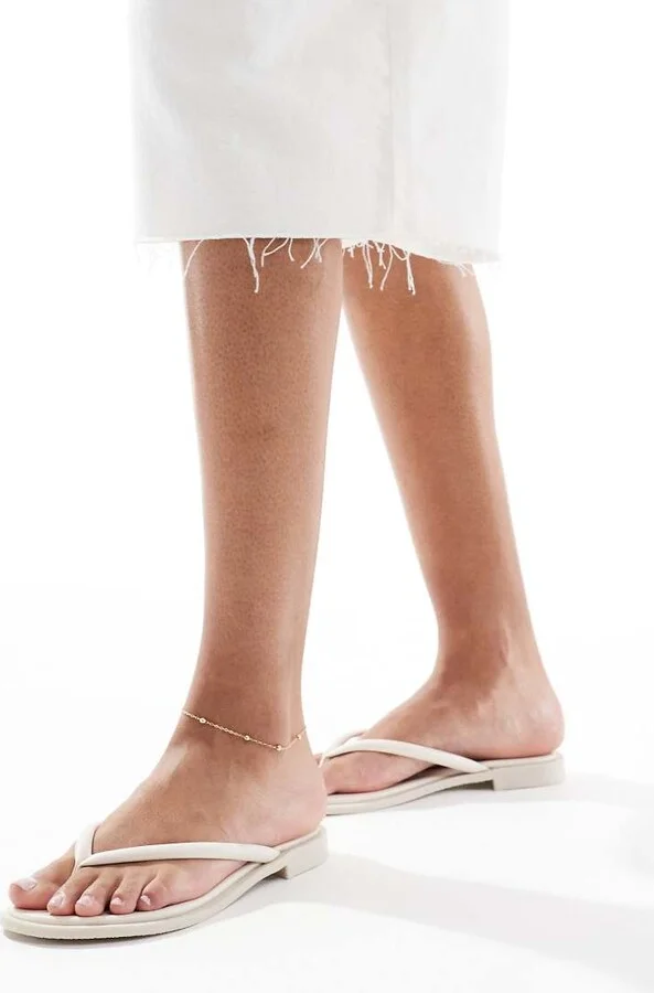 schuh Tulia flip flop sandals in white