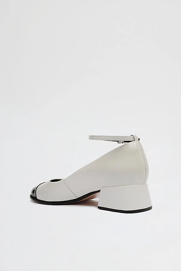 Schutz Dorothy Leather Ballet Flat in White/Black - Image 5