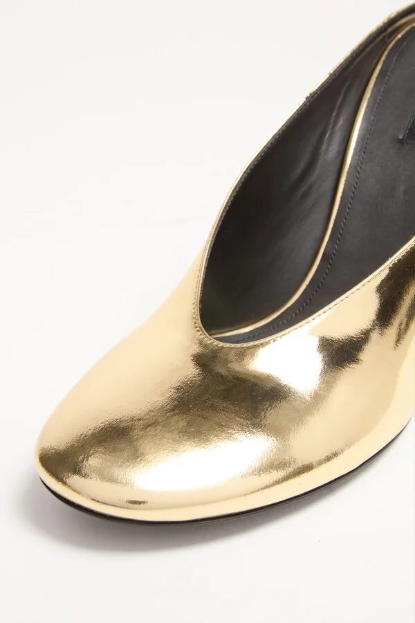 Sculpted heeled mules in mirror effect leather - Image 6