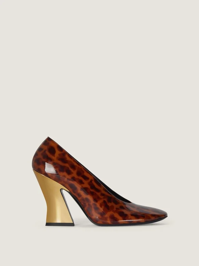 Sculpted heeled pumps in tortoise shell patent leather