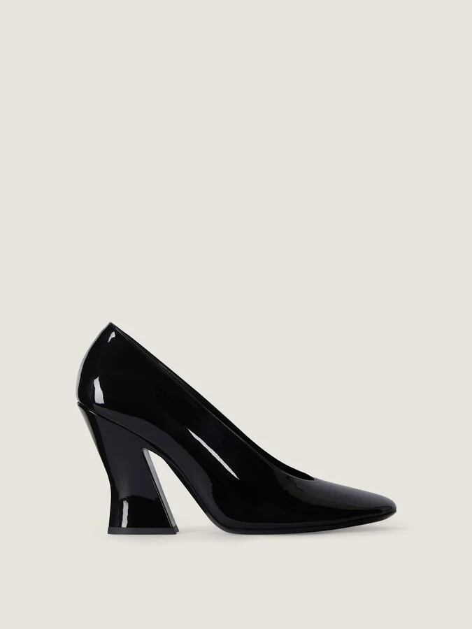 Sculpted pumps in patent leather