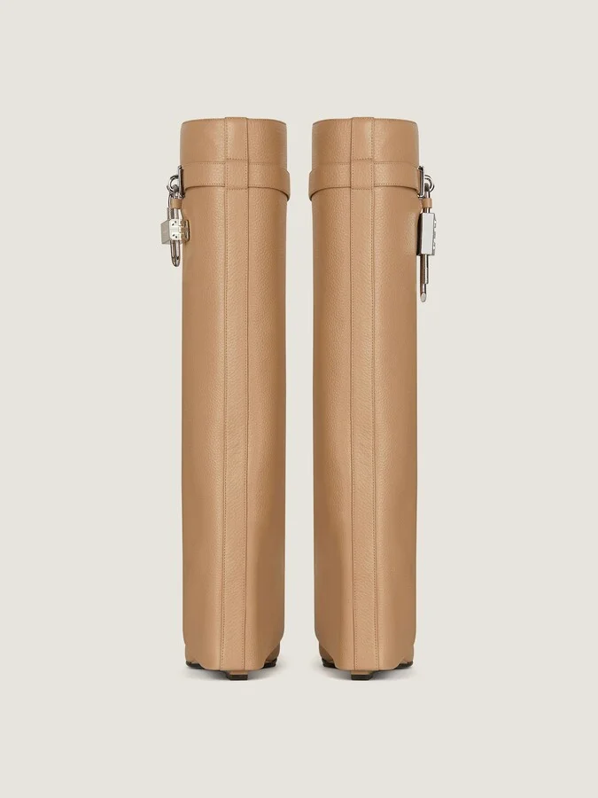Shark Lock boots in grained leather - Image 5