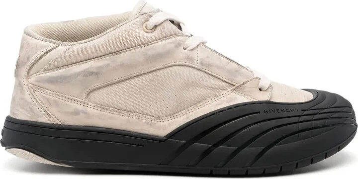 Skate sneakers