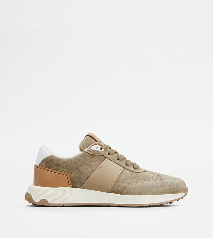 Sneakers in Suede
