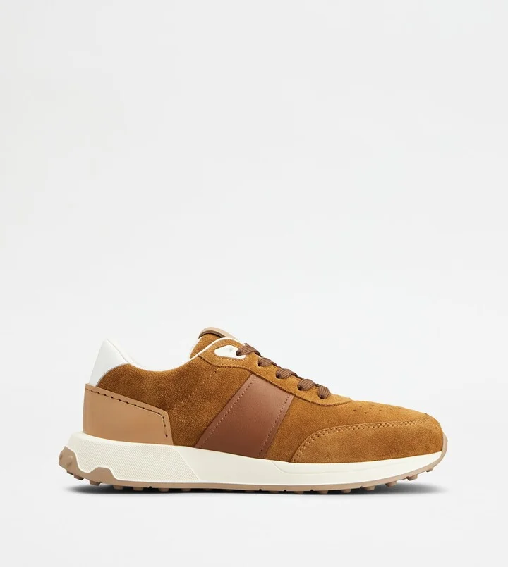 Sneakers in Suede