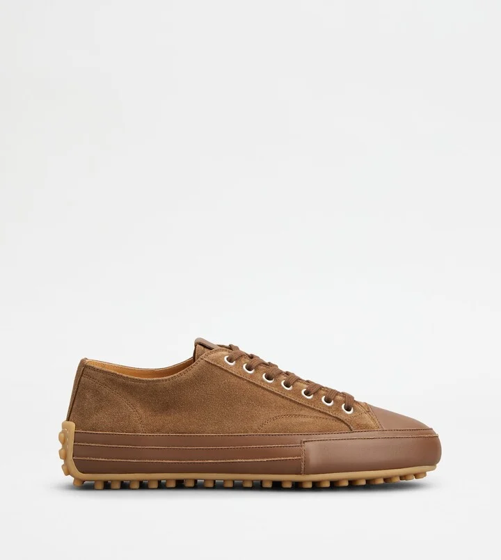 Sneakers in Suede