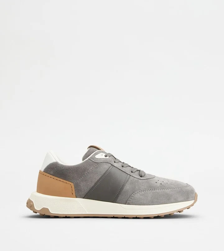 Sneakers in Suede
