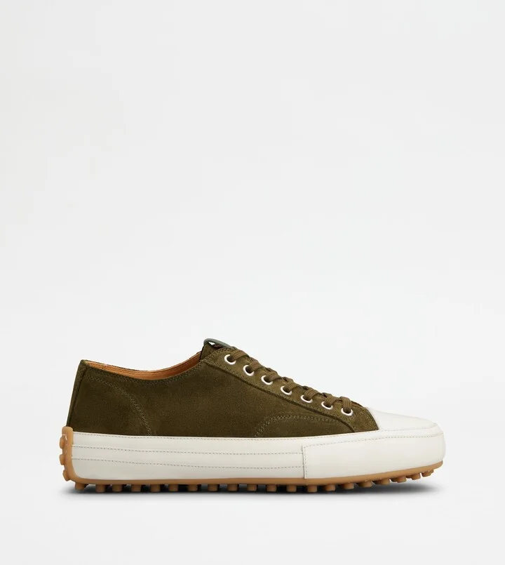 Sneakers in Suede