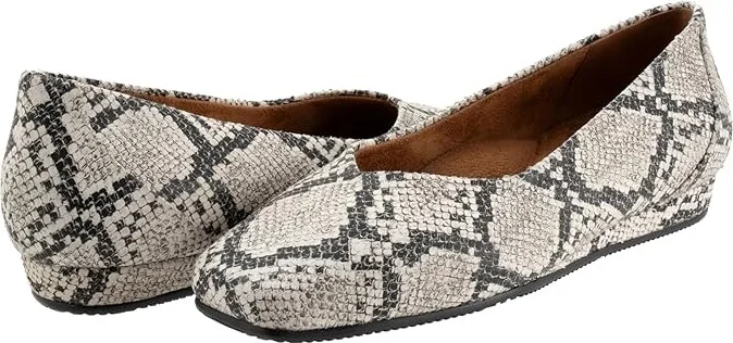 SoftWalk Vellore Women's Shoes Blake White Snake : 7.5 M (B), Nappa