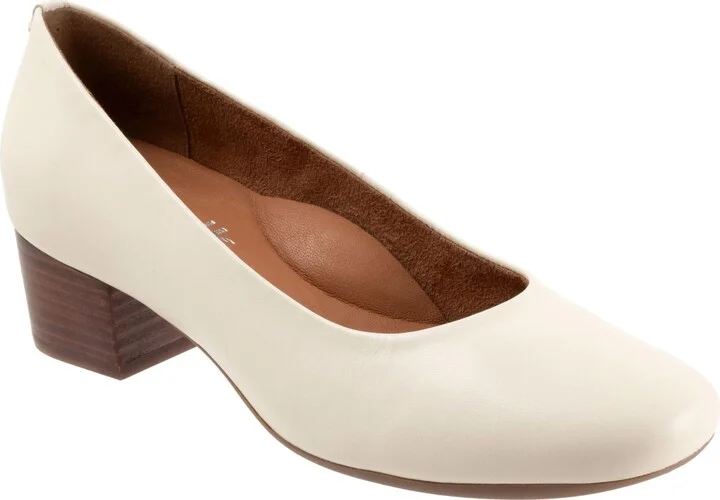 SoftWalk Women's Lynn Pump