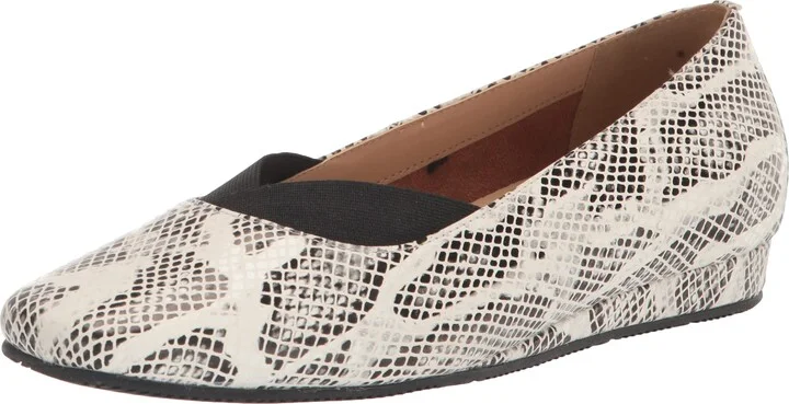 SoftWalk Women's Viana Ballet Flat