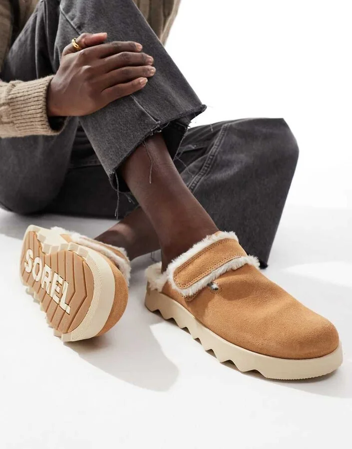 Sorel Viibe Cozy faux fur suede clogs in tawny buff and natural - Image 2