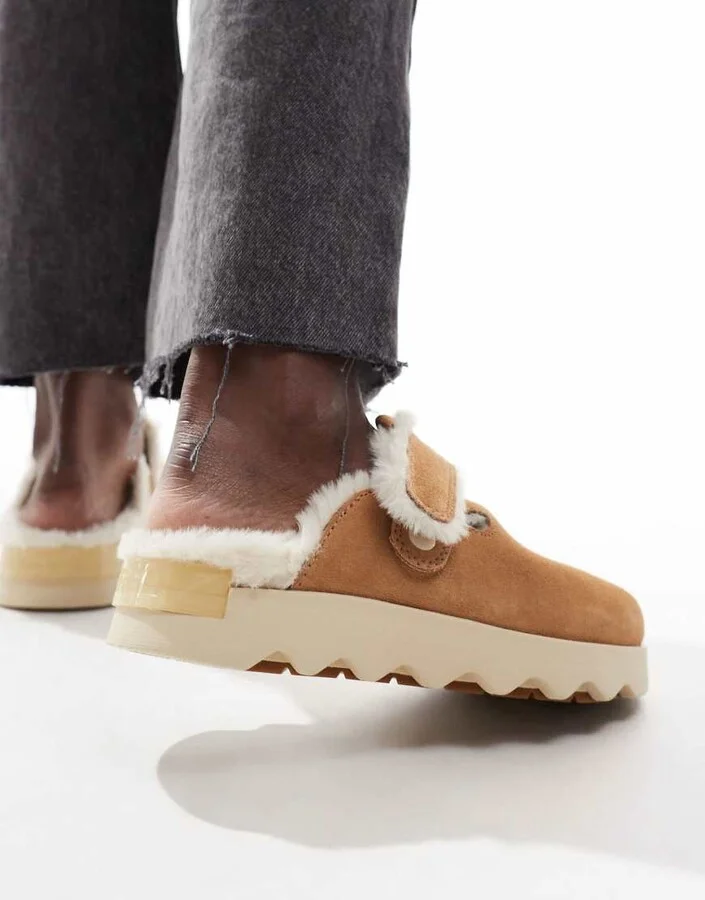 Sorel Viibe Cozy faux fur suede clogs in tawny buff and natural - Image 4