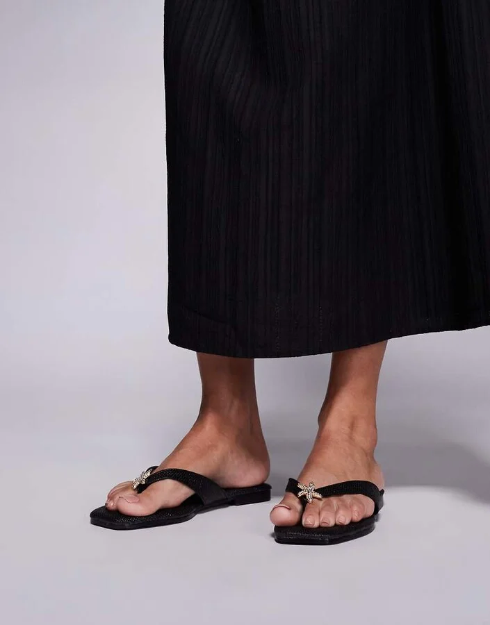 South Beach Flip Flop with Star Embelishment in Black Raffia - Image 4