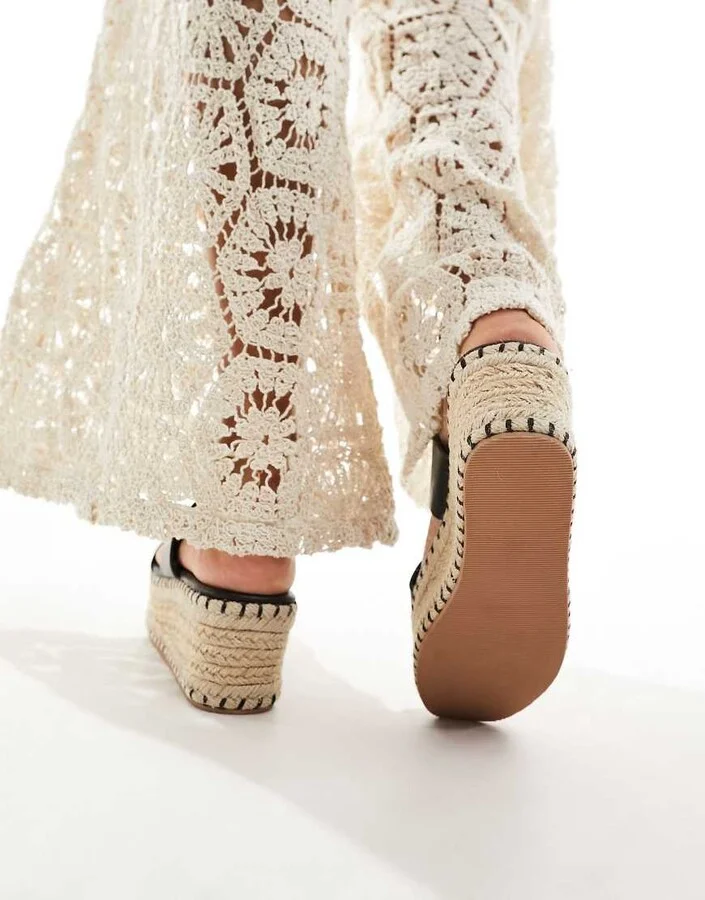 South Beach thong espadrille sandals in black - Image 2
