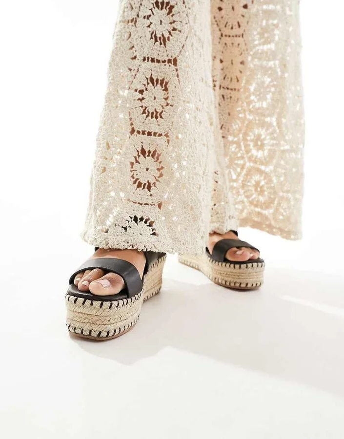 South Beach thong espadrille sandals in black - Image 4