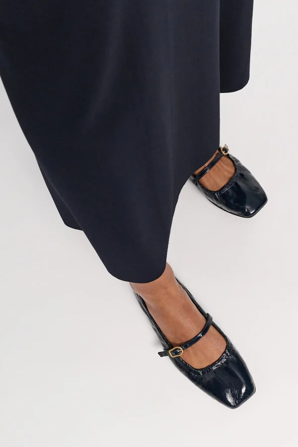 Square toe shiny leather flats with signature buckle - Image 3