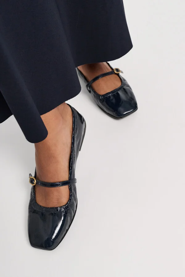 Square toe shiny leather flats with signature buckle - Image 4