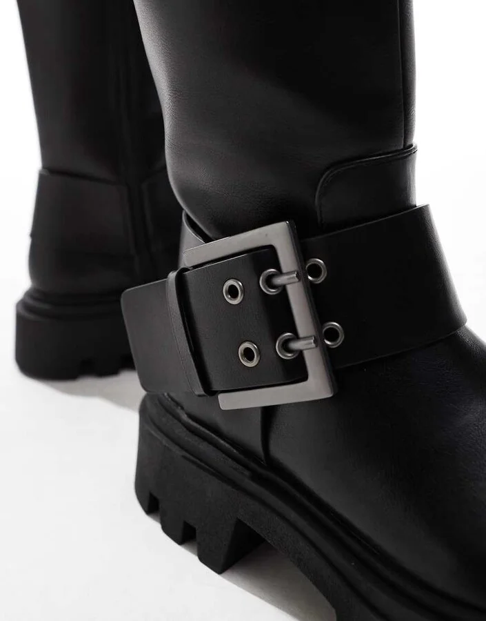 Stradivarius ankle boot with buckle detail in black - Image 3