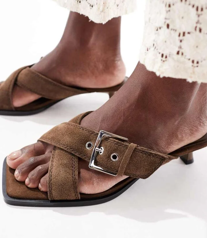 Stradivarius buckle detail leather heeled thong sandal in brown - Image 3