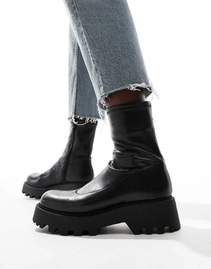 Stradivarius chunky flat boot in black - Image 3
