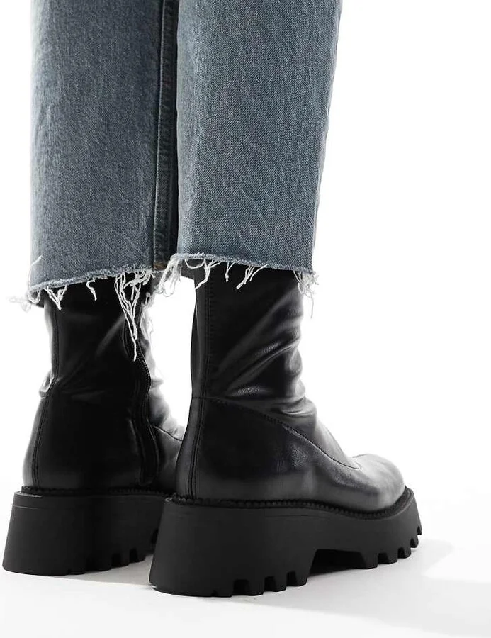 Stradivarius chunky flat boot in black - Image 4