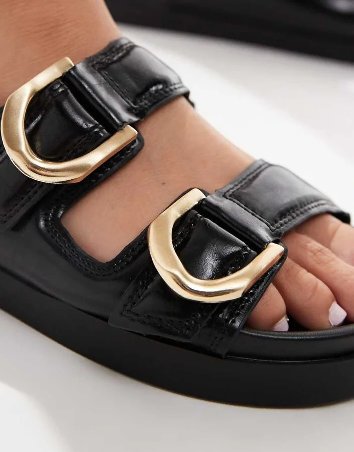 Stradivarius chunky flat sandals in black - Image 4
