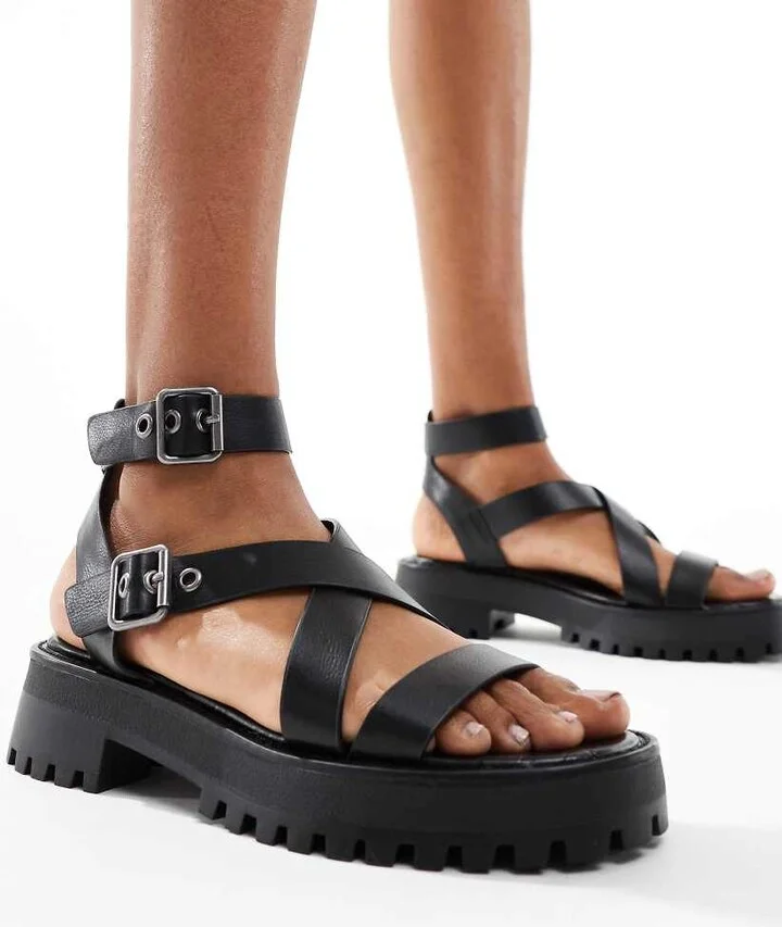 Stradivarius chunky sole track sandals in black - Image 2
