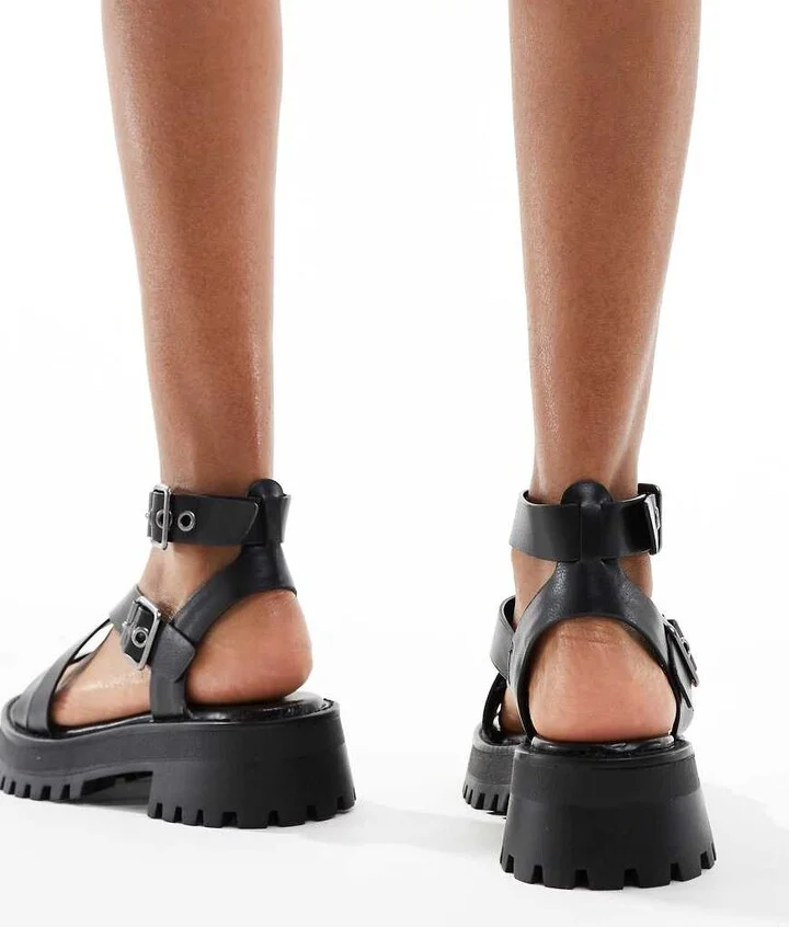 Stradivarius chunky sole track sandals in black - Image 4