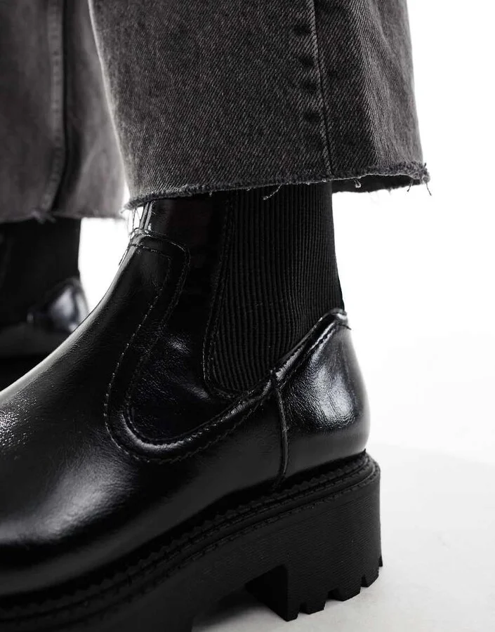 Stradivarius flat ankle boot in black - Image 3