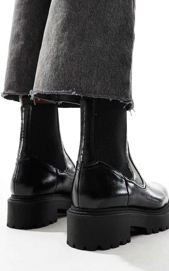 Stradivarius flat ankle boot in black - Image 4