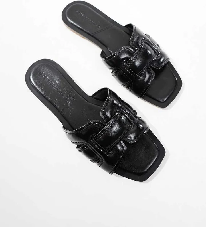 Stradivarius flat sandals in black - Image 3